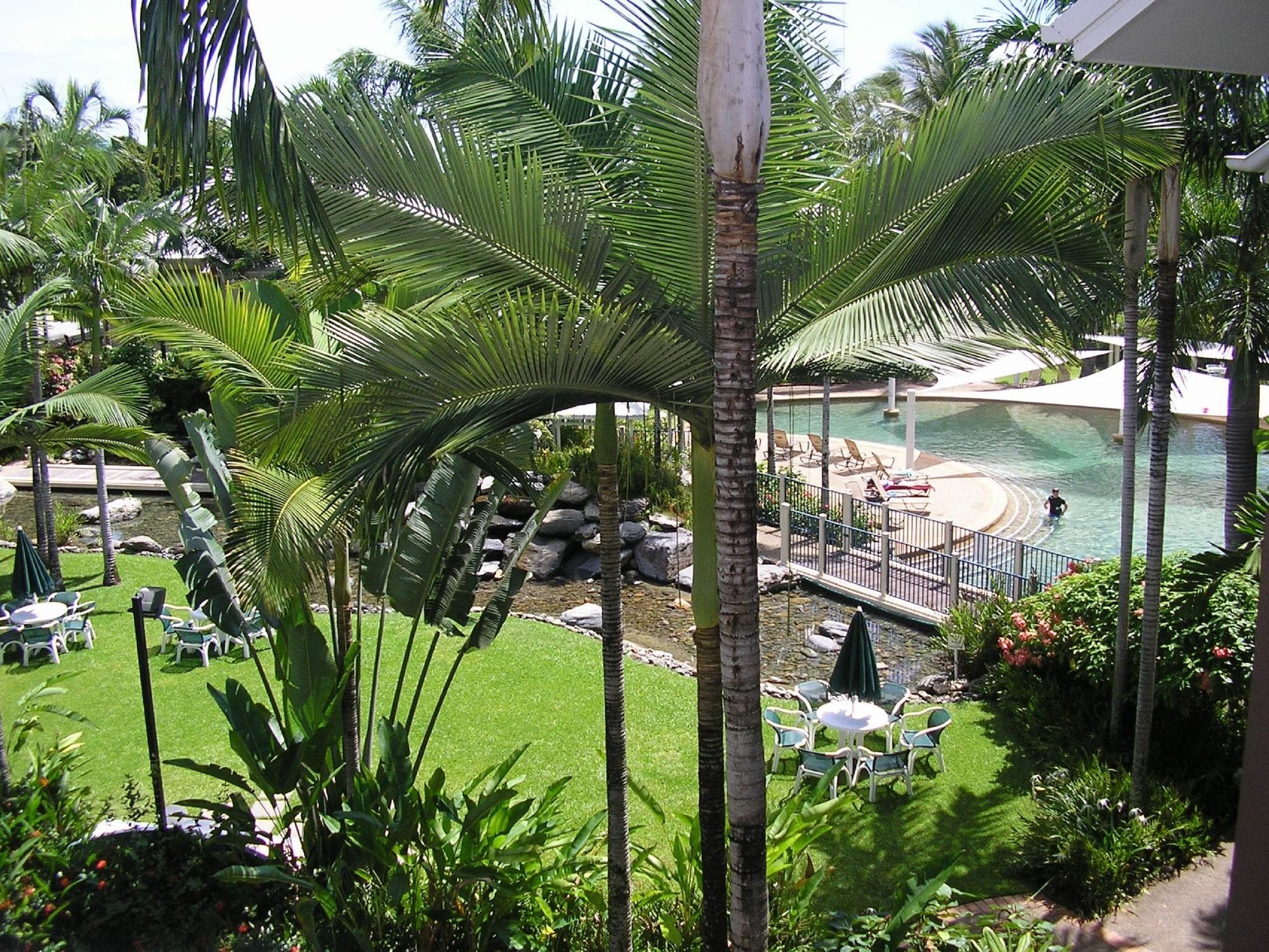 Coral Sands Beachfront Resort Trinity Beach Exterior photo