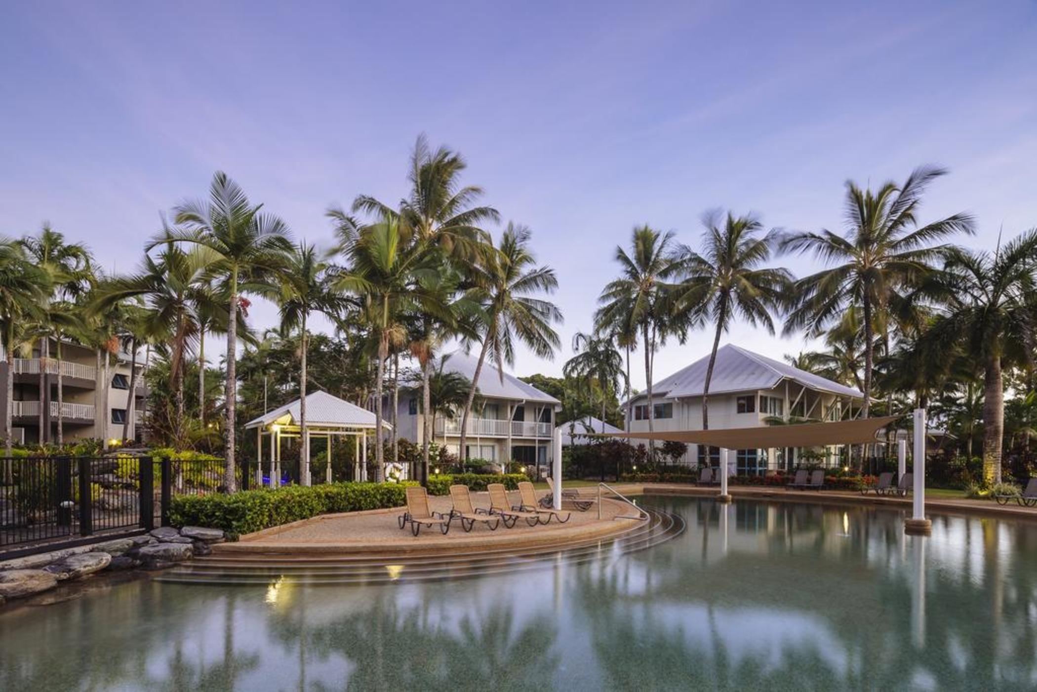 Coral Sands Beachfront Resort Trinity Beach Exterior photo