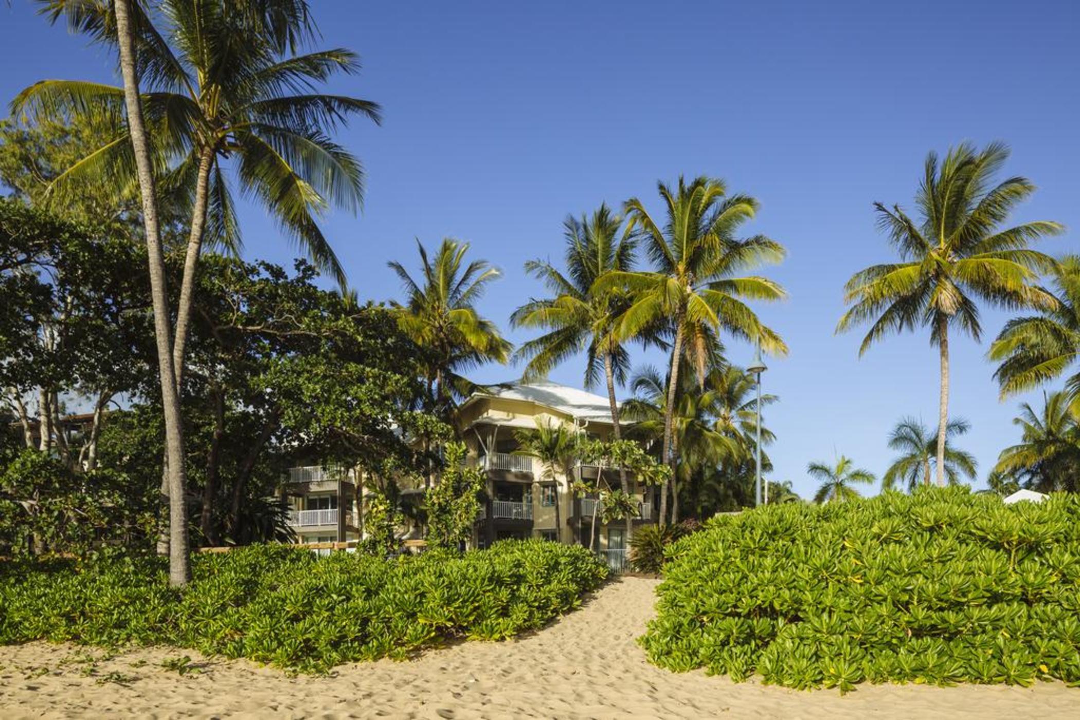 Coral Sands Beachfront Resort Trinity Beach Exterior photo