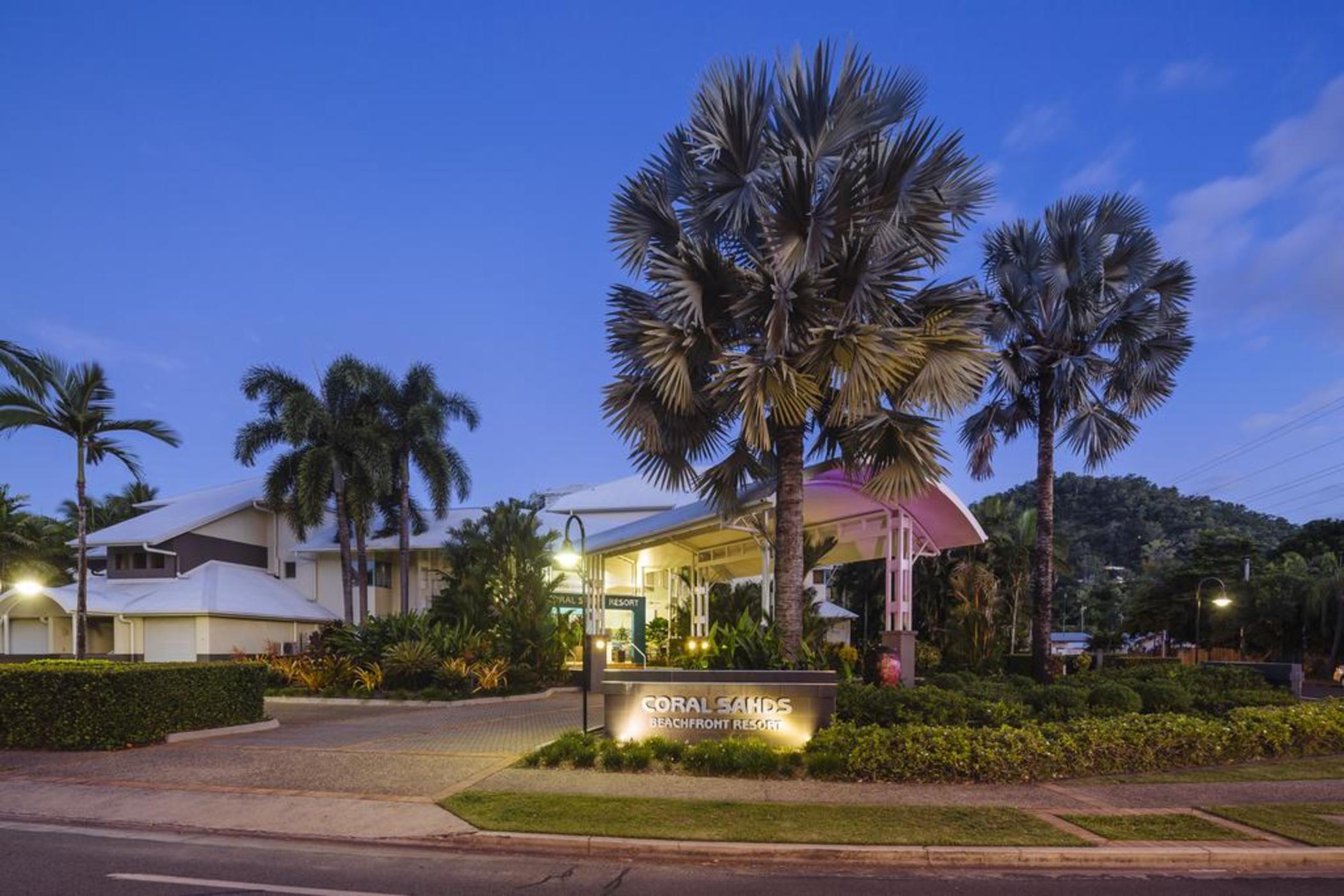 Coral Sands Beachfront Resort Trinity Beach Exterior photo