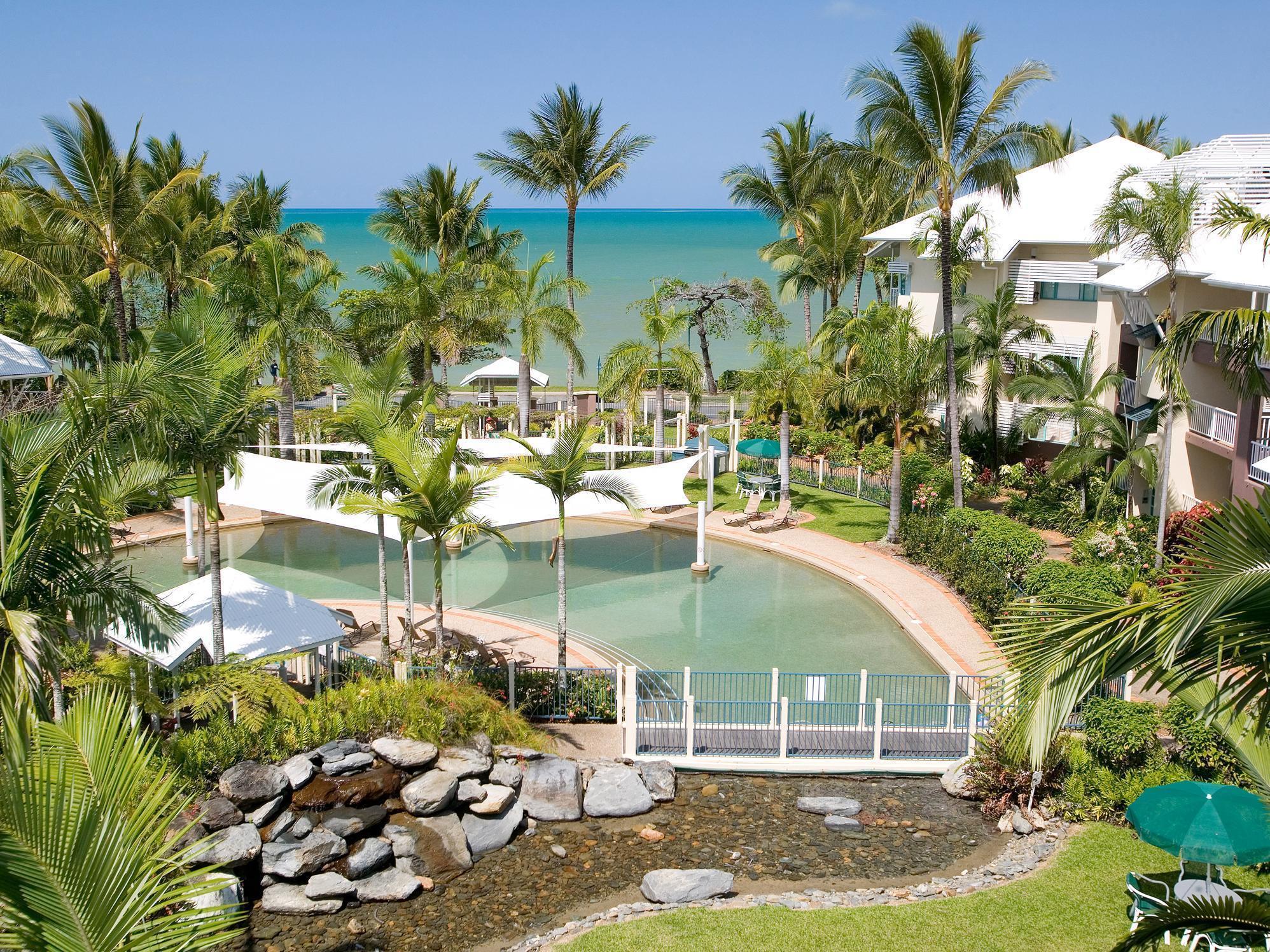 Coral Sands Beachfront Resort Trinity Beach Exterior photo