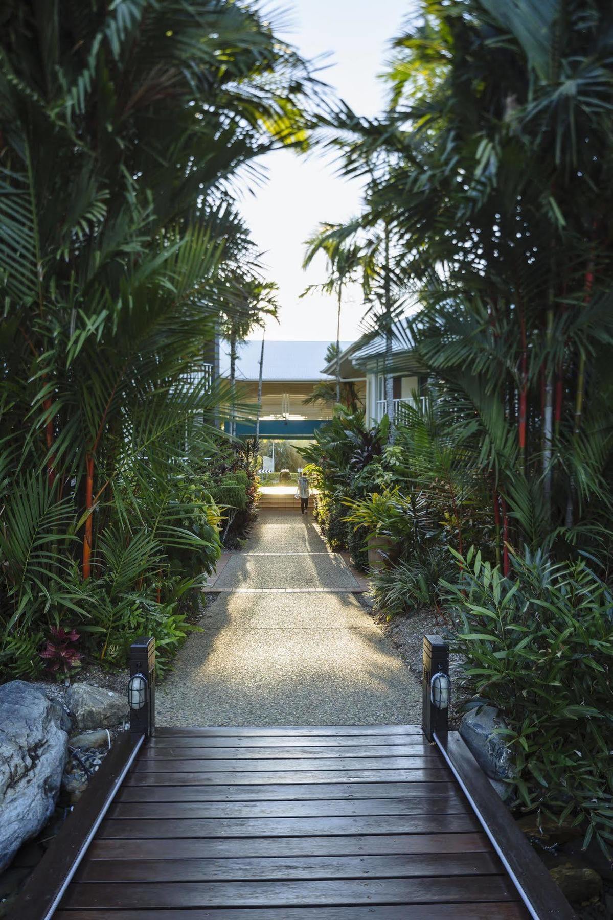 Coral Sands Beachfront Resort Trinity Beach Exterior photo