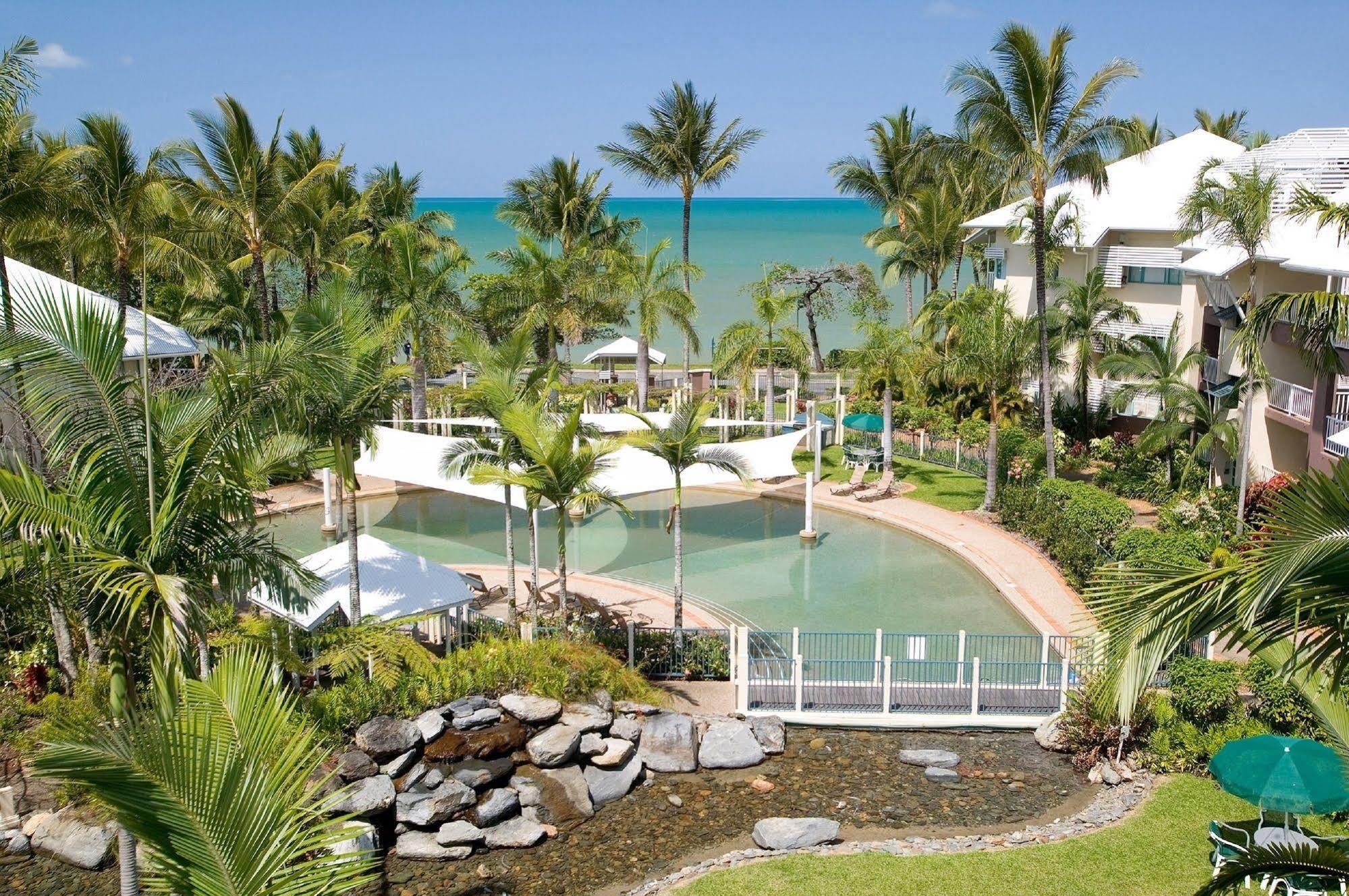 Coral Sands Beachfront Resort Trinity Beach Exterior photo