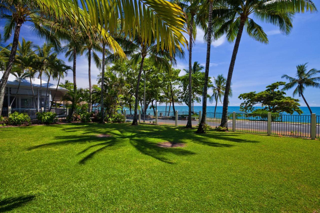 Coral Sands Beachfront Resort Trinity Beach Exterior photo